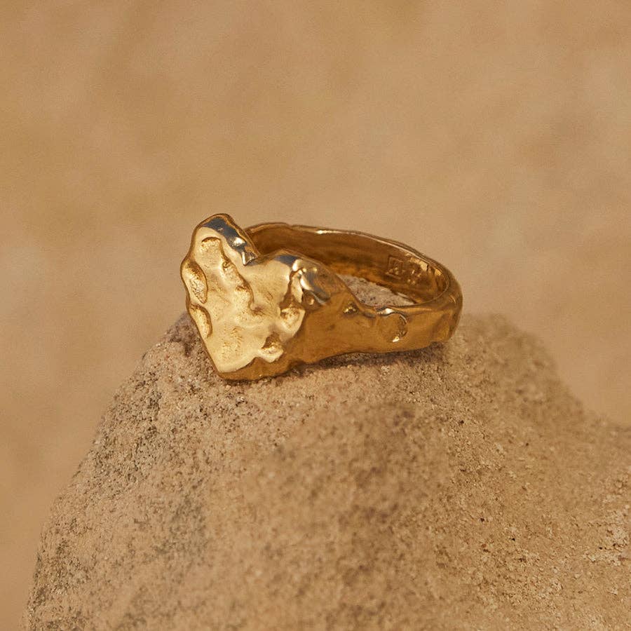 Agapée Jewelry - Venta al por mayor Anillo de sello - Anillo Livia con diseño de corazón en relieve, regalo de joyería dorada y resistente al agua1