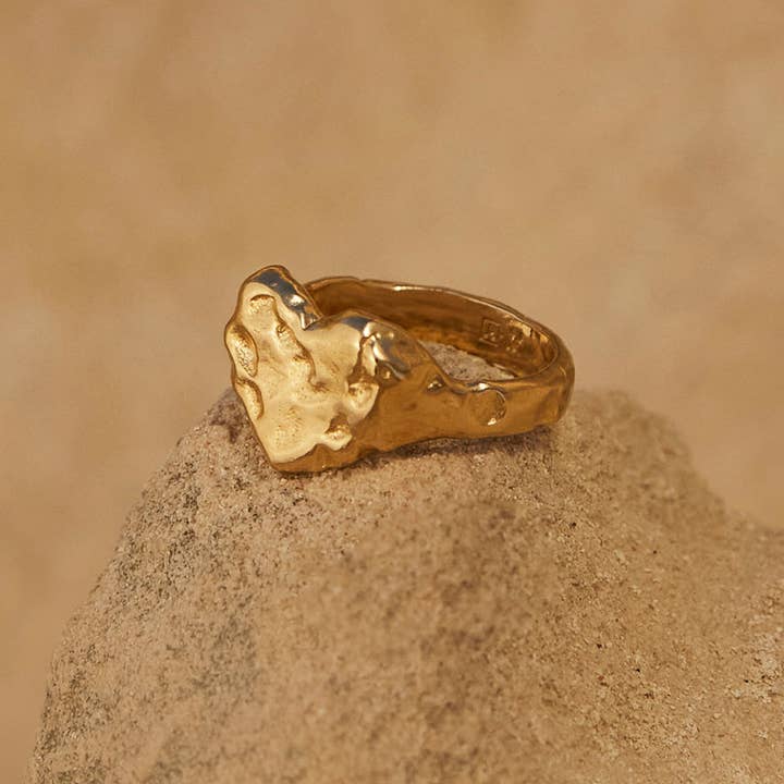 Agapée Jewelry - Venta al por mayor Anillo de sello - Anillo Livia con diseño de corazón en relieve, regalo de joyería dorada y resistente al agua1