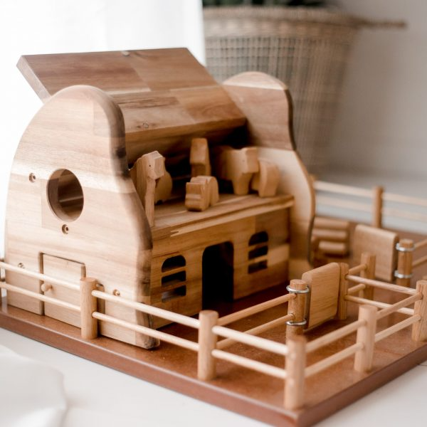 Q Toys - Wholesale Wood toy – Child - Farm Barn Wooden Play Set for Kids1