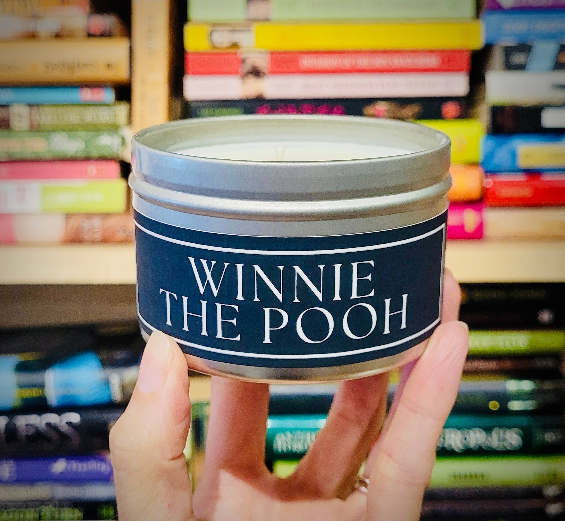 NovelTea Bookstore & Gifts - Venta al por mayor Vela aromática de viaje - Vela Black Label con aroma a miel Winnie the Pooh4