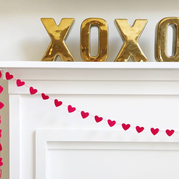 Guirlande de mini cœurs en feutre - Rouge ou rose clair pour la vente par Pearl & Jane