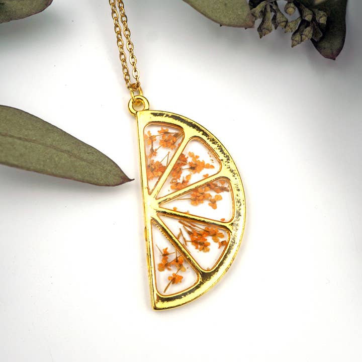 Collier tranche orange/citron vert pour la vente par The Pretty Pickle
