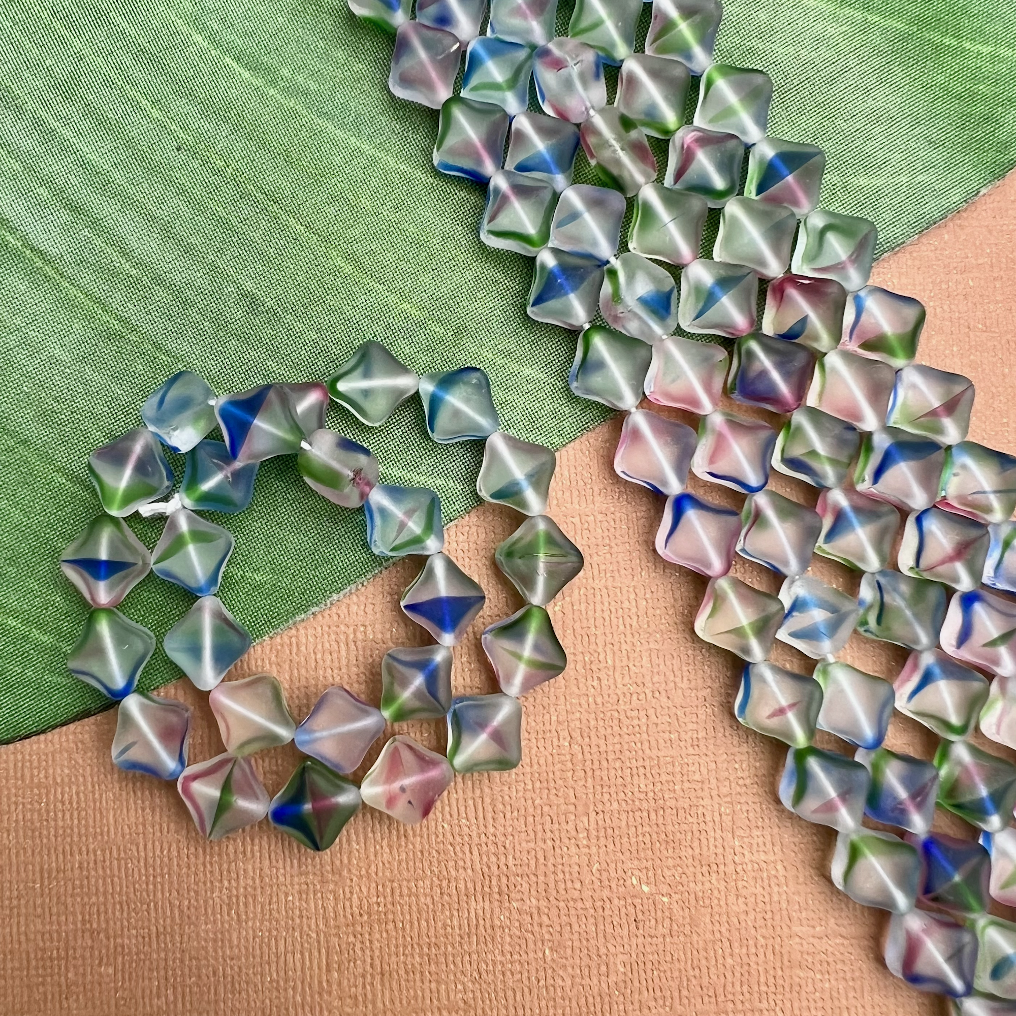 Bead Goes On – Großhandel Perlen – Vintage irisierende Diamantperlen0