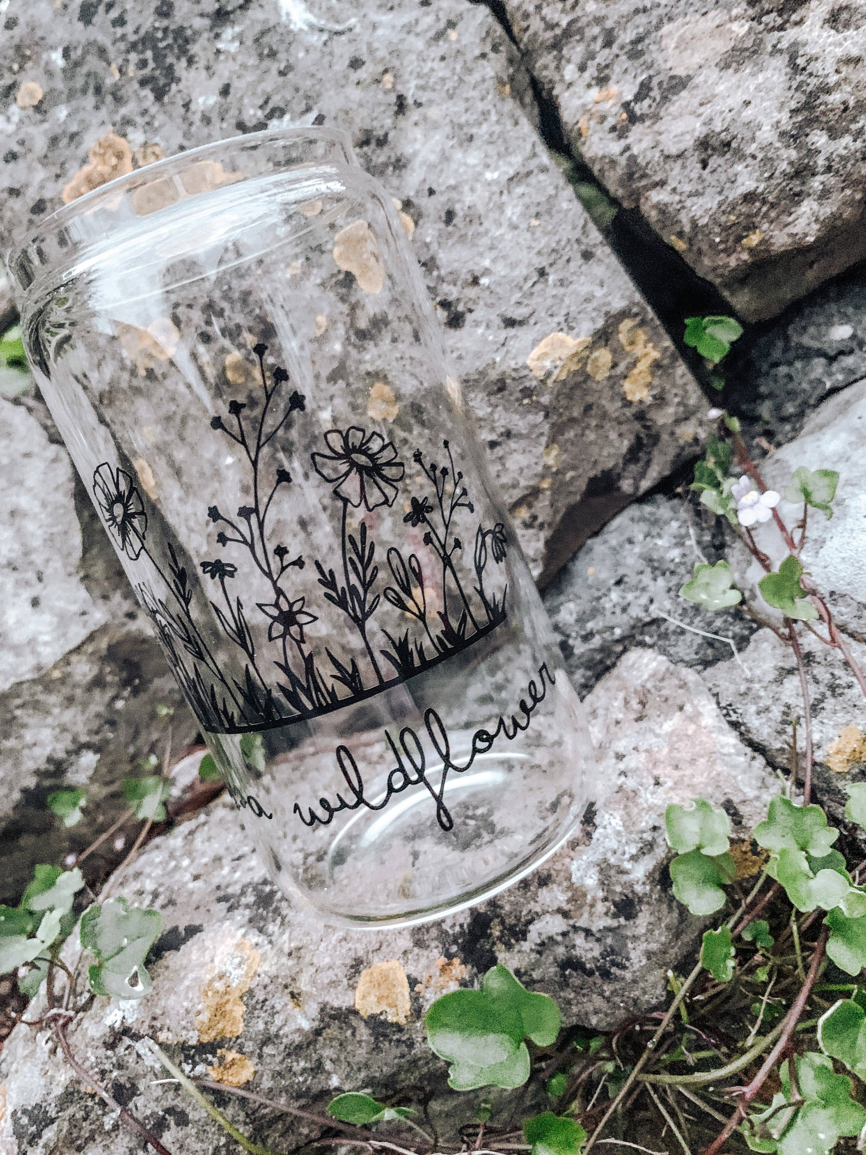 Dottie Wombat – wholesale Drinking glass/cup – Wildflower glass beer can glass with bamboo lid and straw2