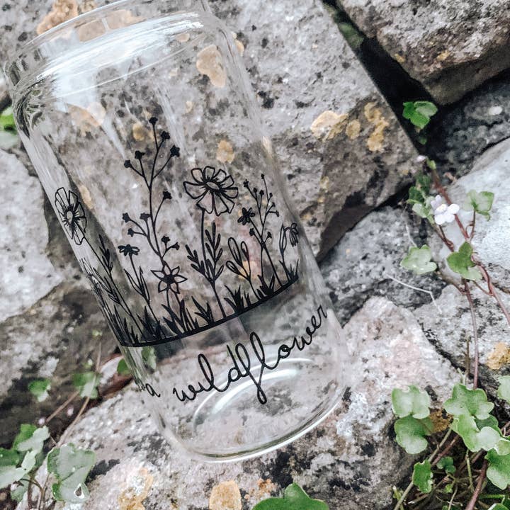 Dottie Wombat – Copo/caneca por atacado – Lata de cerveja de vidro Wildflower com tampa e palha de bambu2