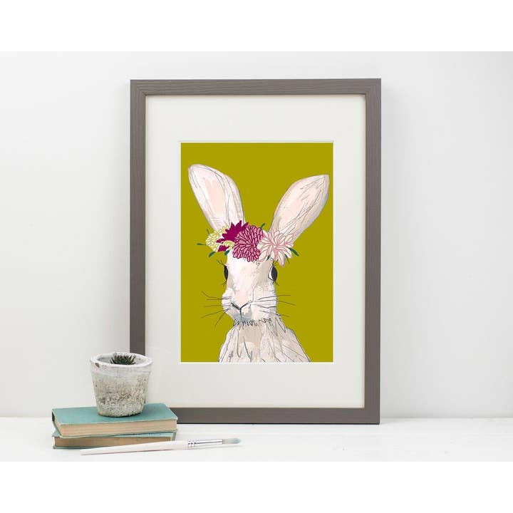 Mavis Bunny avec imprimé coiffe dans un cadre A2 pour la vente par Print Circus