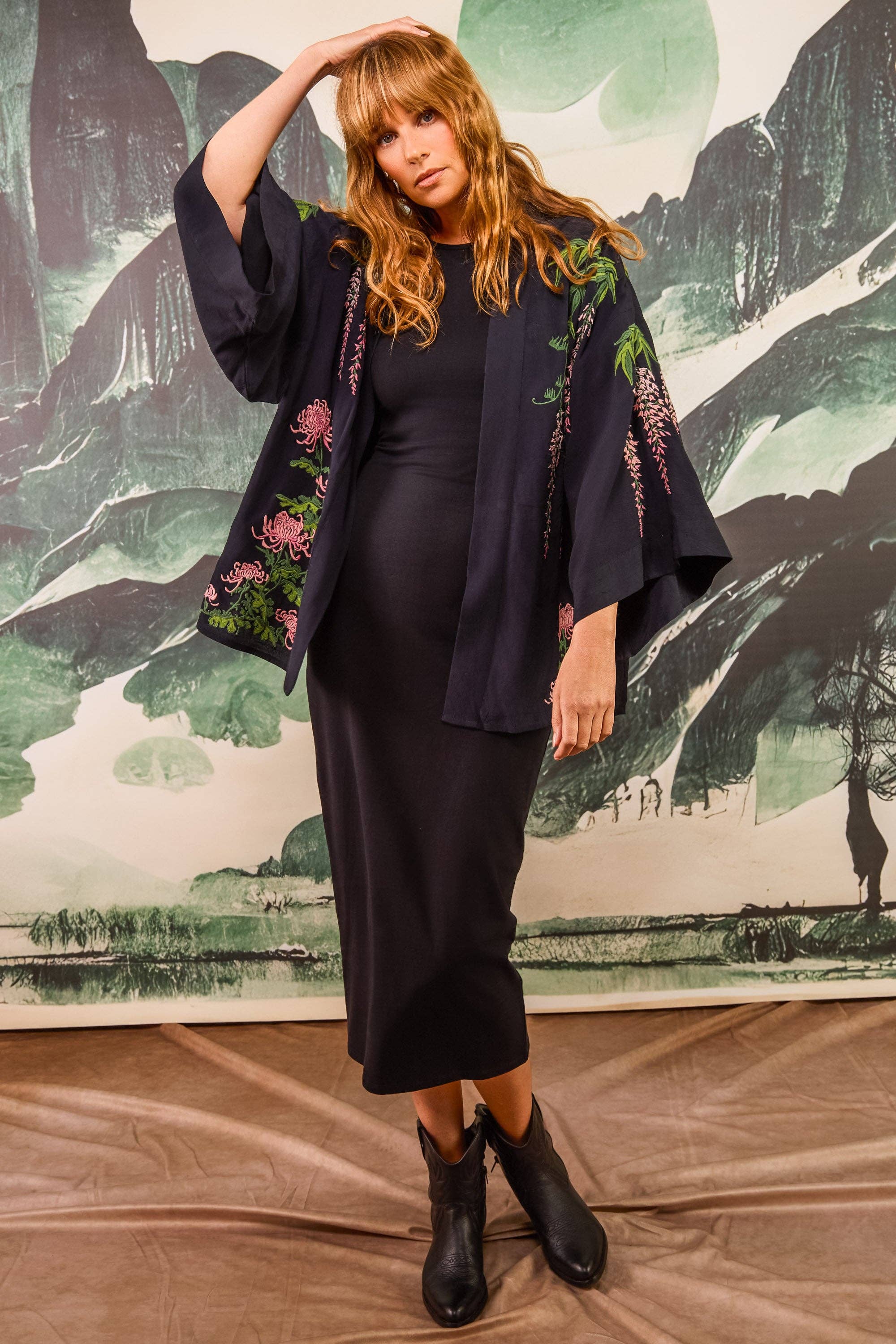 Artemis Muse - Vente Kimono – femme - Kimono court noir doublé avec broderies glycine et chrysanthème en rose et vert1