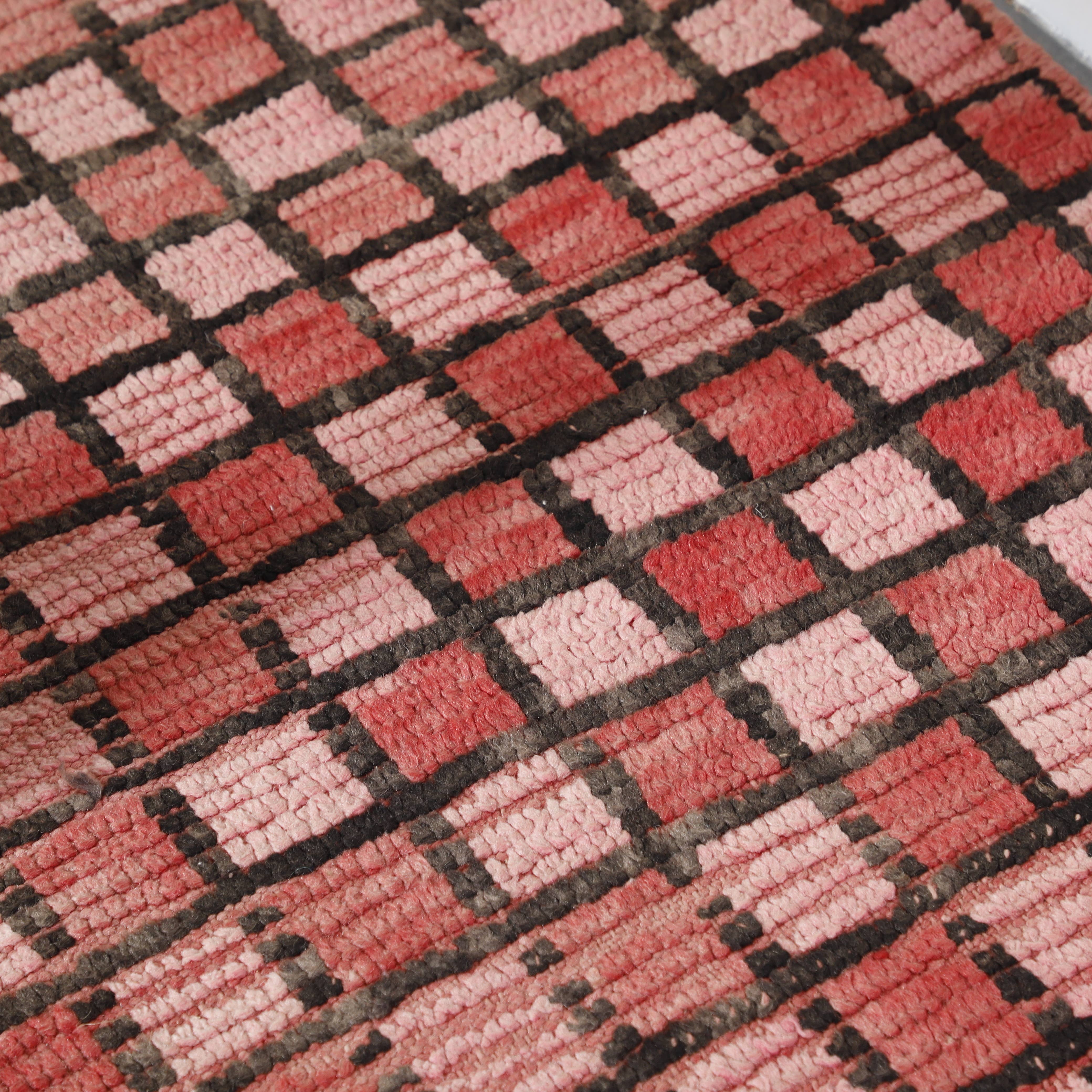 MUSMUSRUGS - Wholesale Area Rug - Pink Checkered Moroccan Wool Rug – Berber Grid Design7
