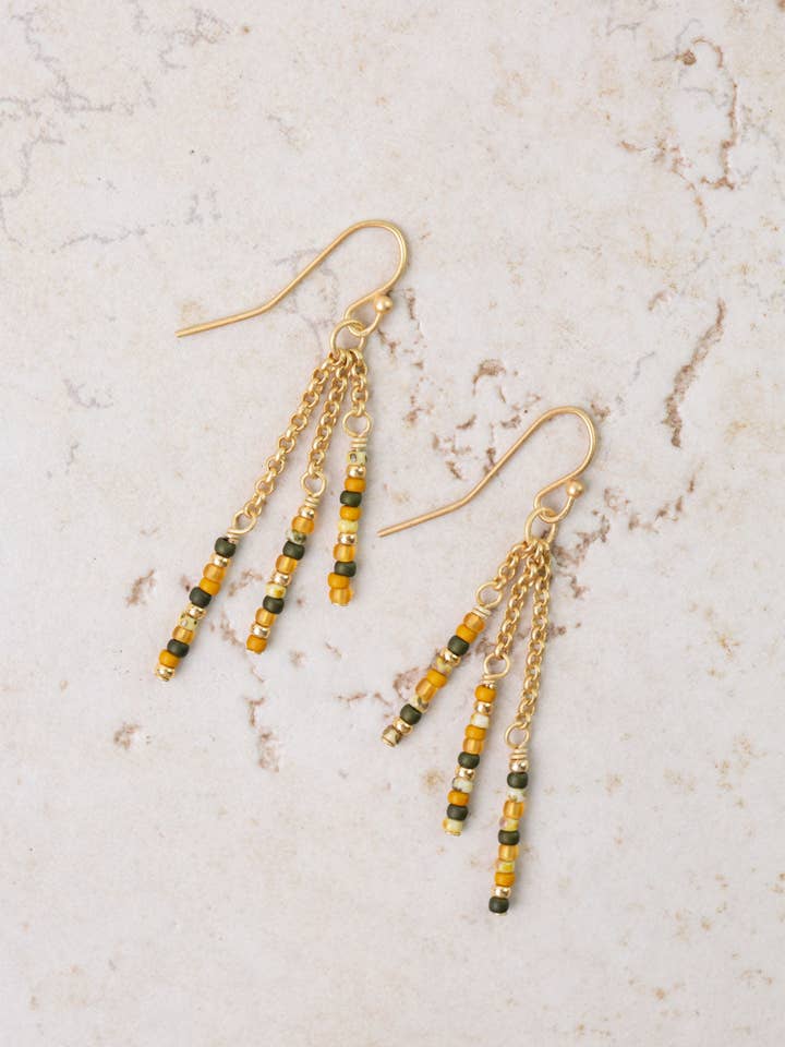 Secret Garden frøperler, matte guldkæde-frynseøreringe for engroshandel hos Anne Vaughan Designs Jewelry