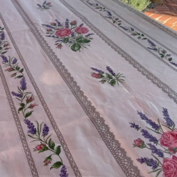 La Maisonnette – Großhandel Tischdecken – Französische Tischdecke Lavender & Roses, laminiert, abwischbar