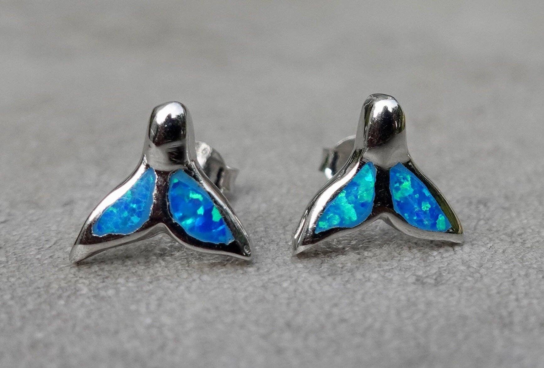 Mistry Gems - Vente Clous d'oreille - Boucles d'oreilles clous en opale bleue queue de dauphin | Argent sterling 925, OPS9BOP1