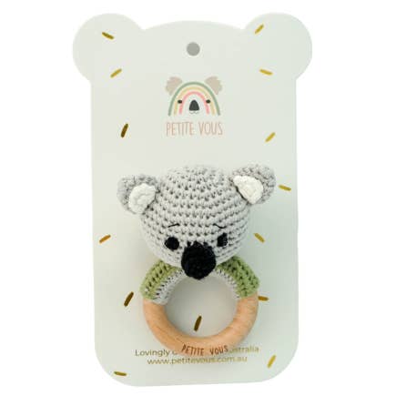 Petite Vous 100% bomull virkad ringskalle - Ozzie Koala för wholesale av PETITE VOUS