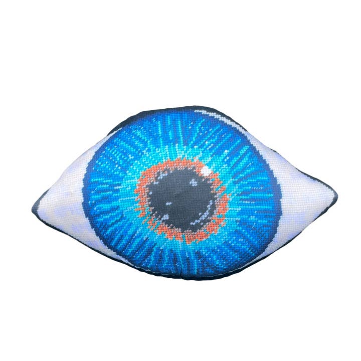 skulpterad kudde i ekologisk bomullssatin BLUE EYE för wholesale av Mommani Threads