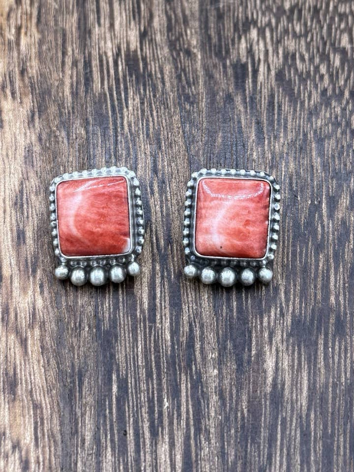 Infödda Navajo handgjorda örhängen i sterlingsilver med röd taggig ostronskal. för wholesale av Native City Jewelry