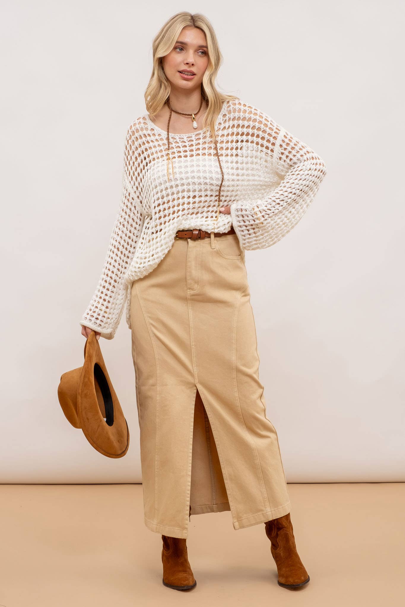 SAND PANELERET MIDI NEDERDEL MED DELT KANT for engroshandel på Faire5