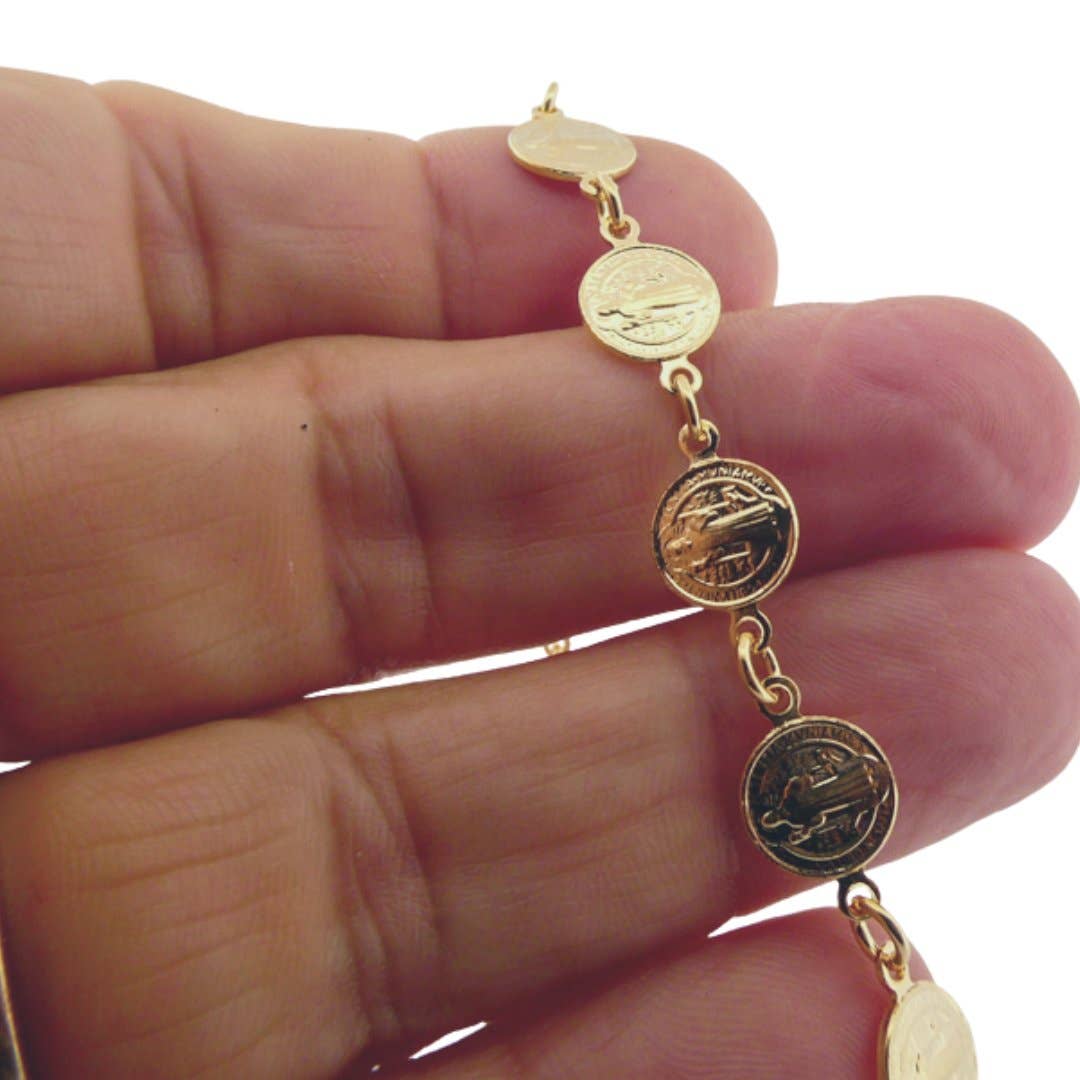 Guadalupe Gifts – Pulseira com pendente por atacado – Pulseira com 8 Moedas de São Bento Banhada a Ouro, 19 cm8