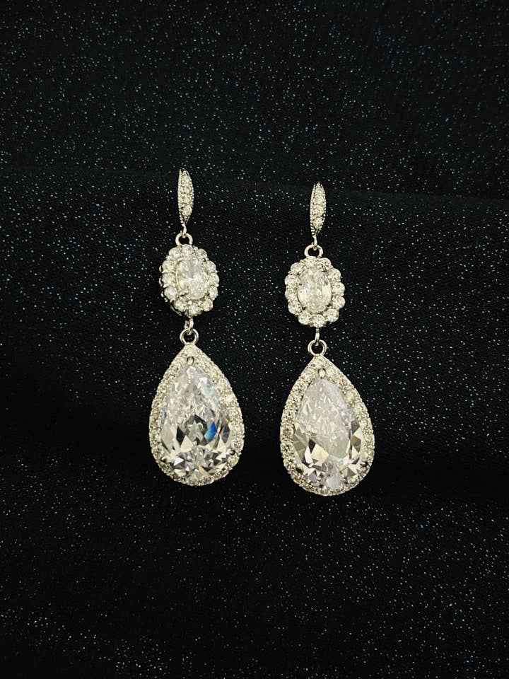 VICTORIA - Boucles d'oreilles longues en forme de larme CZ cristal en argent pour la vente par JohnnyB Jewelry