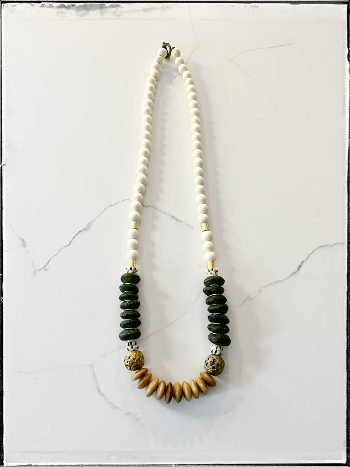 Collana con perline in vetro riciclato e legno bianco in osso africano nero per la vendita all'ingrosso da parte di GentrybyJenna