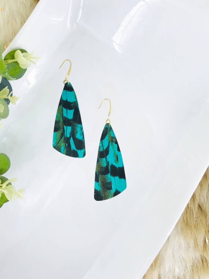 Oorbellen van fazantveren op aqualeer - E19-2142 voor wholesale door Magnolia & Peach Jewelry Boutique, LLC