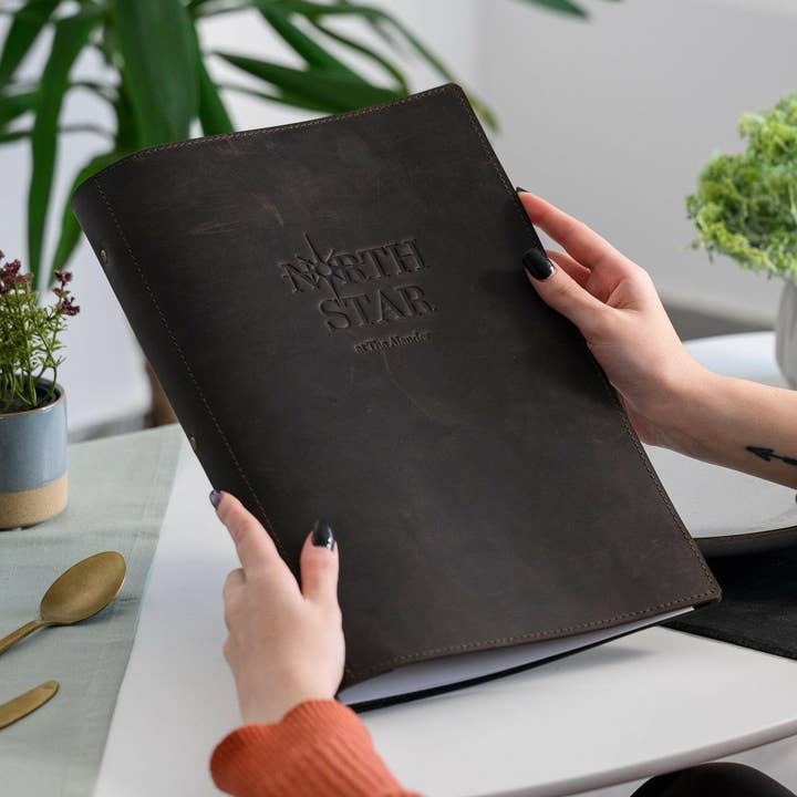 Carpeta de Menú de Cuero con Anillas de Latón y Monturas de Esquina adecuada para Hojas de Tamaño Legal de EE. UU. (LM11A1) para venta al por mayor de Inko Horeca Accessories