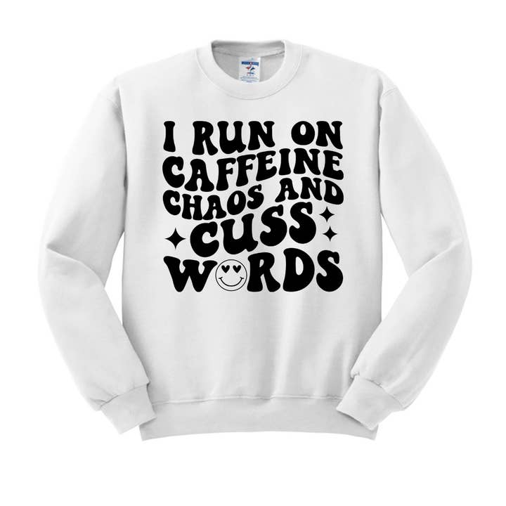 DaisyChainDesignCo – Großhandel Sweatshirt mit Grafikdruck – Damen – Koffein-Chaos und Fluchwörter Crewneck Sweatshirt