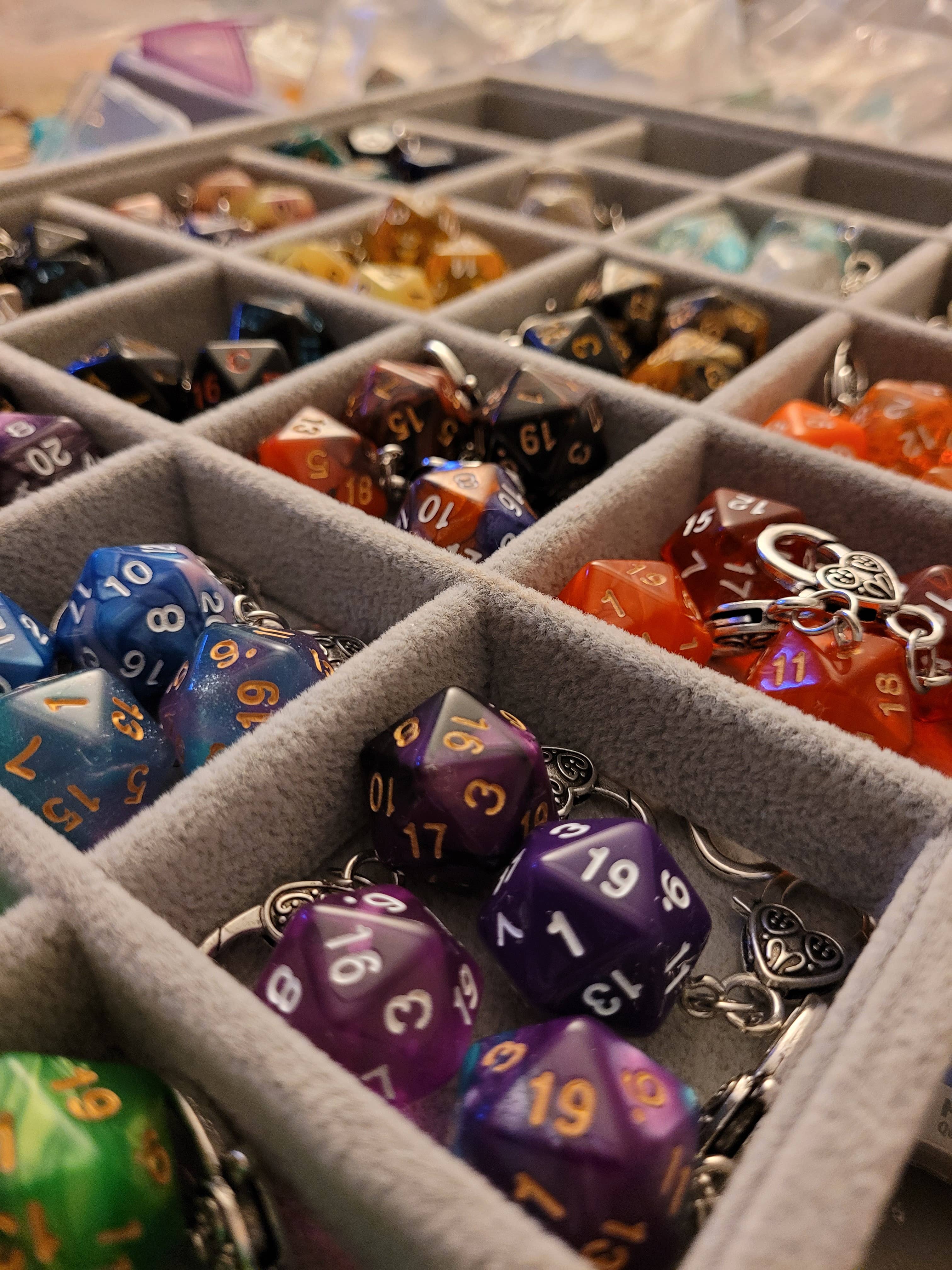 Con-Quest Crafts - Vente Porte-clés – unisexe - Porte-clés D20 en forme de dé TRPG avec mousqueton – Accessoires pour sacs et badges9