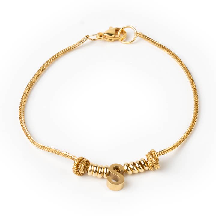 Bracelet lien avec lettre initiale en or pour la vente par Misfit Jewels