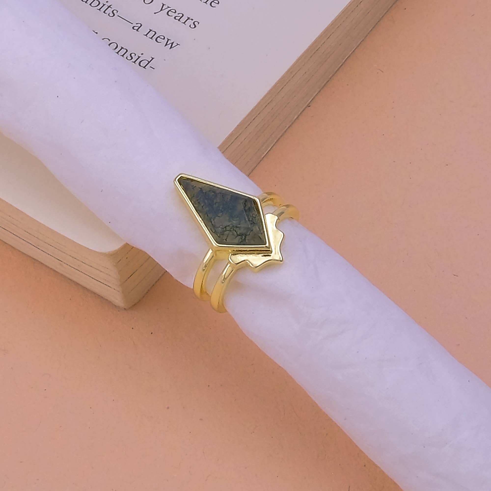 El Joyero - Vente Bague avec plusieurs pierres - Bagues à double bande en forme de cerf-volant plaquées or avec agate mousse naturelle4