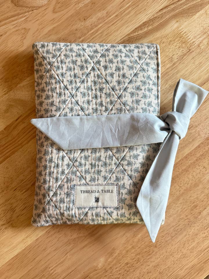 Housse de Livre Matelassée à Nœud Floral Bleu Cottage pour la vente par Thread & Table