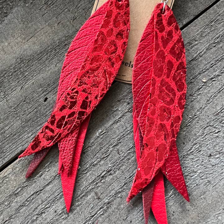 Boucles d'oreilles en cuir à franges métalliques léopard rouge avec plumes pour la vente par Jill's Jewels