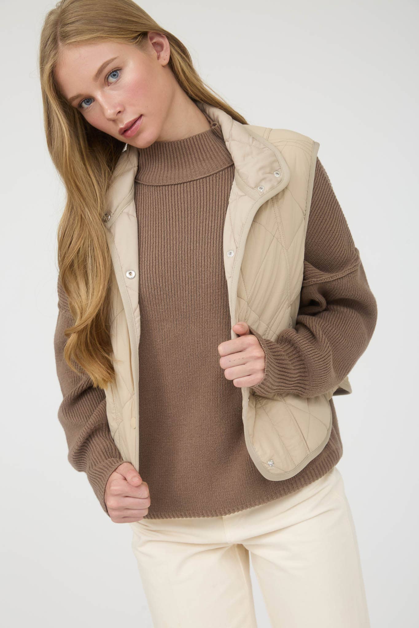 Blu Pepper - Wholesale Outerwear Vest - Women's - SNAP BUTTON QUILTED PUFFER VEST 3