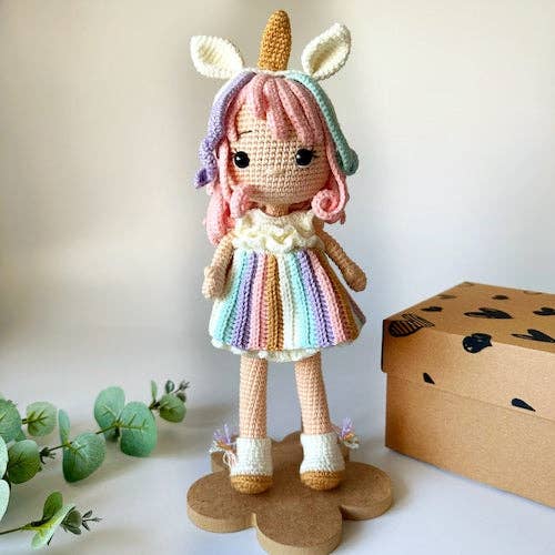 Keepsake dukke Candy for engroshandel hos THE CROCHET DOLLS LIMITED