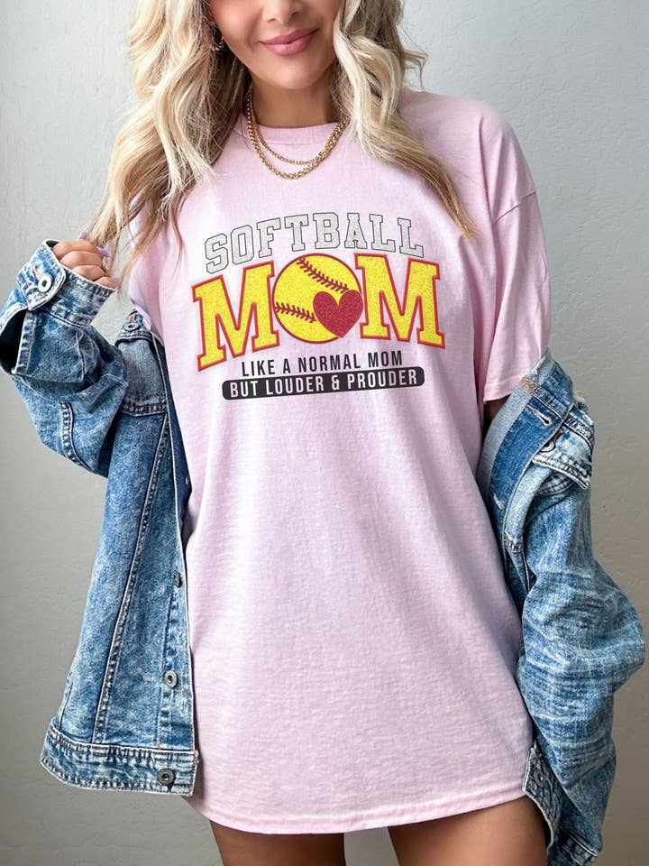 Softball Mom shirt van imitatieliefjes met pailletten, shirt voor softballiefhebbers met glitter voor wholesale door SONDO DESIGN LTD