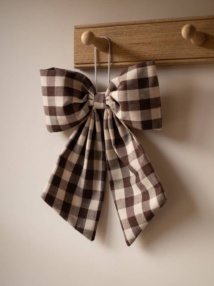 Kräm- och brunrutigt hängande rosett för wholesale av Hudson Home