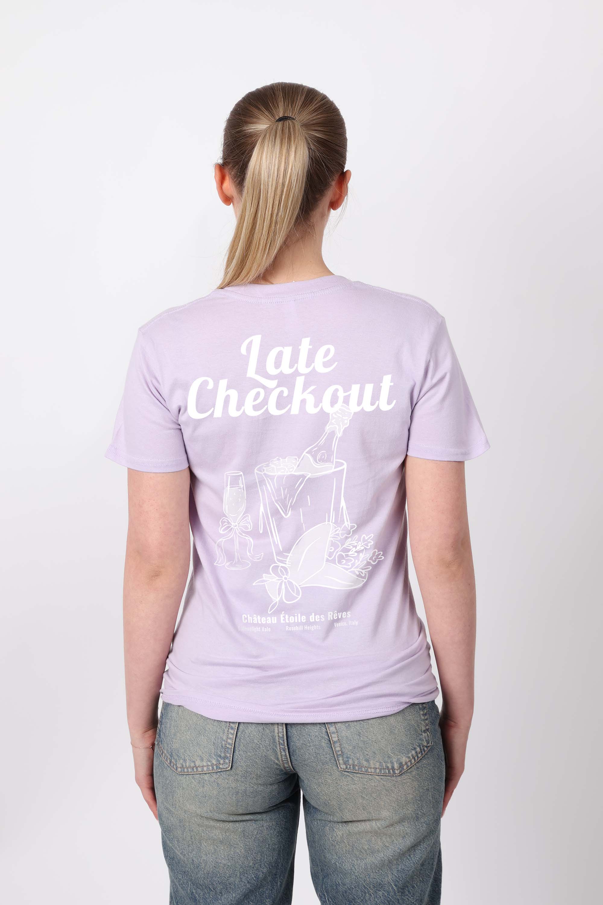 Lilas T-shirt coupe régulière pour femmes avec imprimé "Late Checkout" en vente sur Faire0