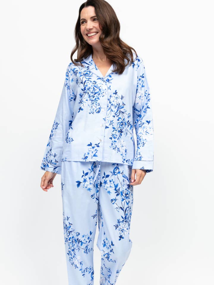 Lucy pyjamasæt med blomsterprint, indsat blonde og lange ærmer for engroshandel hos Cyberjammies