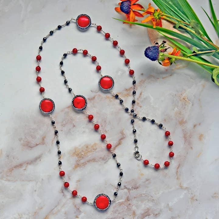 IST Jewelry - Vendita all'ingrosso Collane di perline/perle - Collana lunga in magnesite druzy rossa e corallo rosso