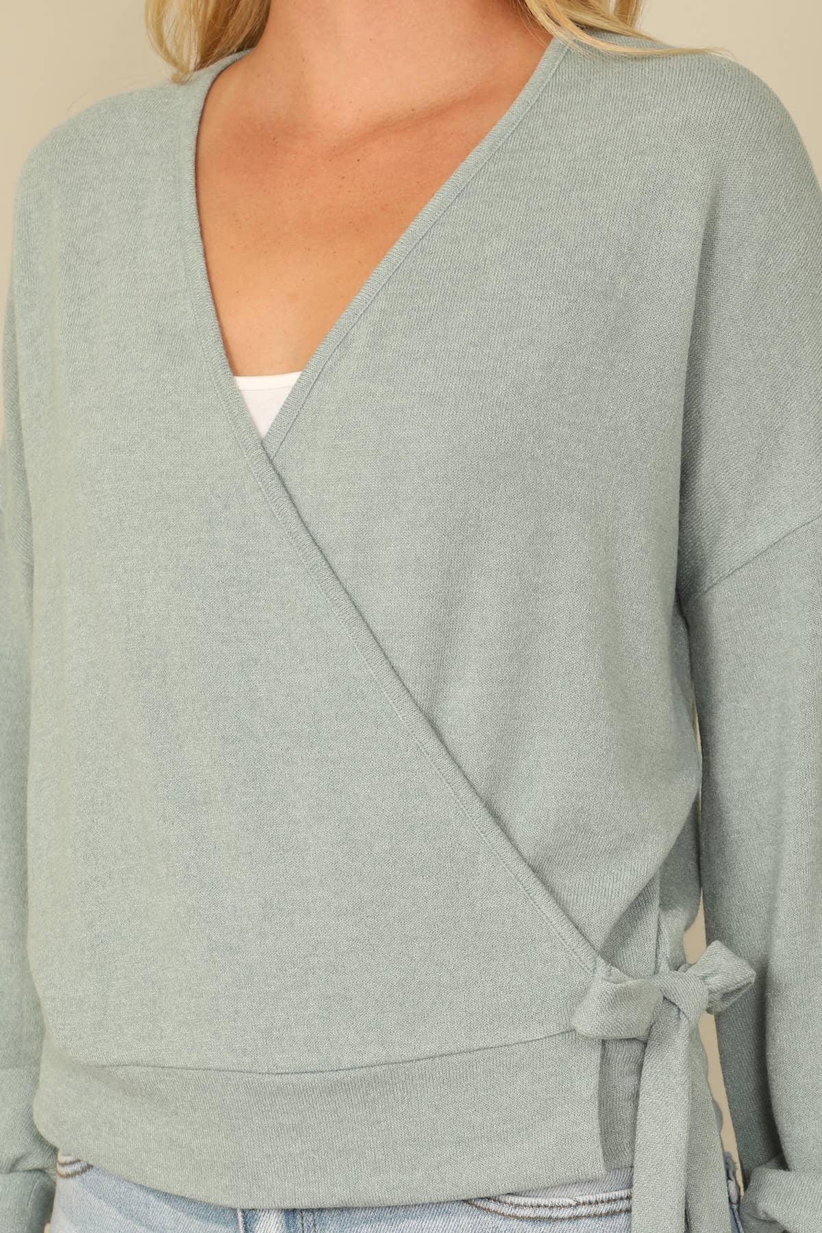 You & Me – Großhandel Bluse – Damen – YMT20079SOLID LANGÄRMELIGES BAUERNBLUSE-WICKELTOP MIT SEITLICHEM BINDEN UND ÜBERSCHNITTENEM AUSSCHNITT34