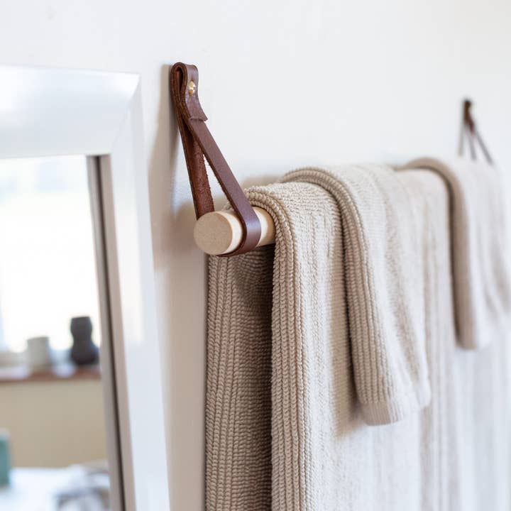 Væghængt opbevaringskit med træ- og læderstang for engroshandel hos Keyaiira