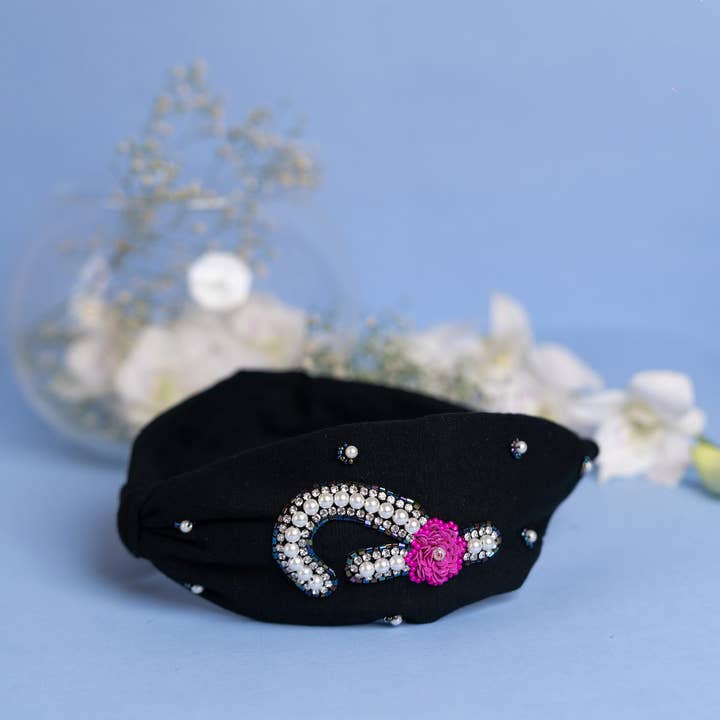 Betty Cooper Iniziale Broderat Pannband I Svart - P för wholesale av Elaa