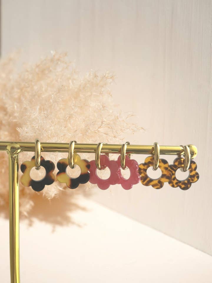 Orecchini Creoli MARGUERITE - acciaio inossidabile e fiore in acrilico per la vendita all'ingrosso da parte di Innaya