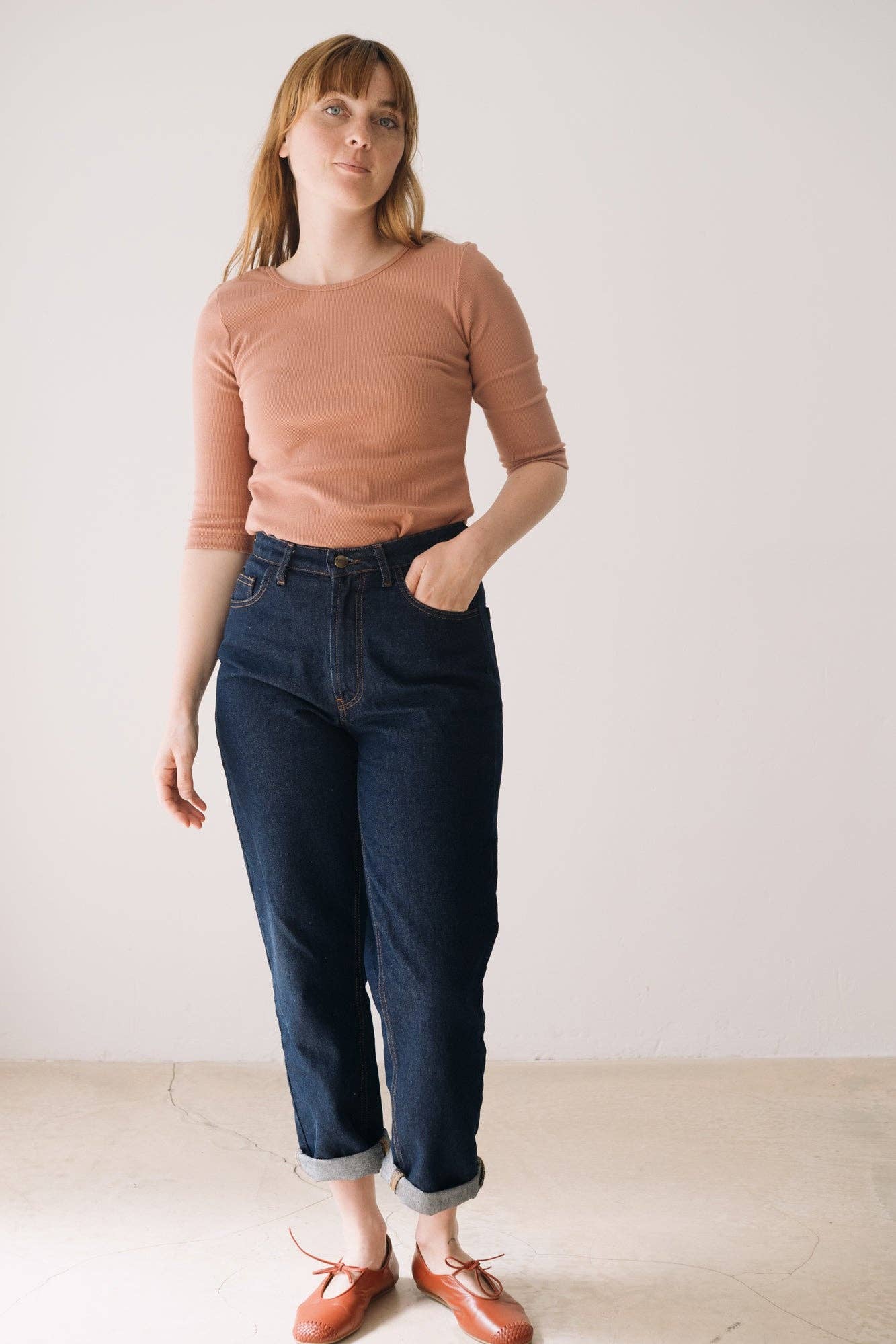 Roze Organische ribgebreide top met boothals in roze voor groothandel op Faire5