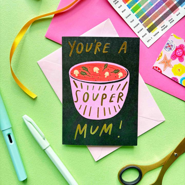 Kerrie Illustrates - Vendita all'ingrosso Biglietti di auguri per la Festa della Mamma - Sei una Super Mamma con un Gioco di Parole d'Oro - Biglietto di Auguri per la Festa della Mamma2