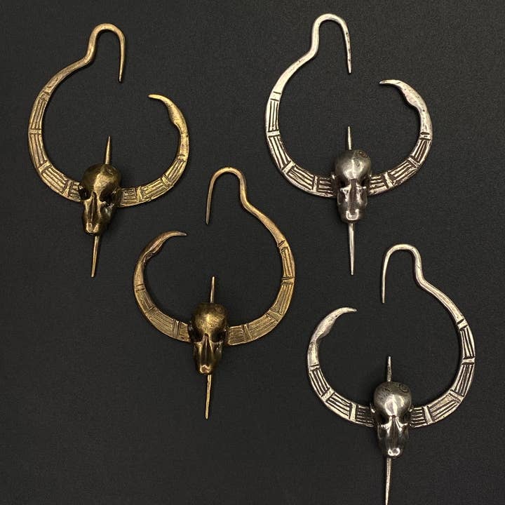 Orecchini a cerchio con pipistrello a mezzaluna calibrato in ottone e argento sterling per la vendita all'ingrosso da parte di Miyu Decay