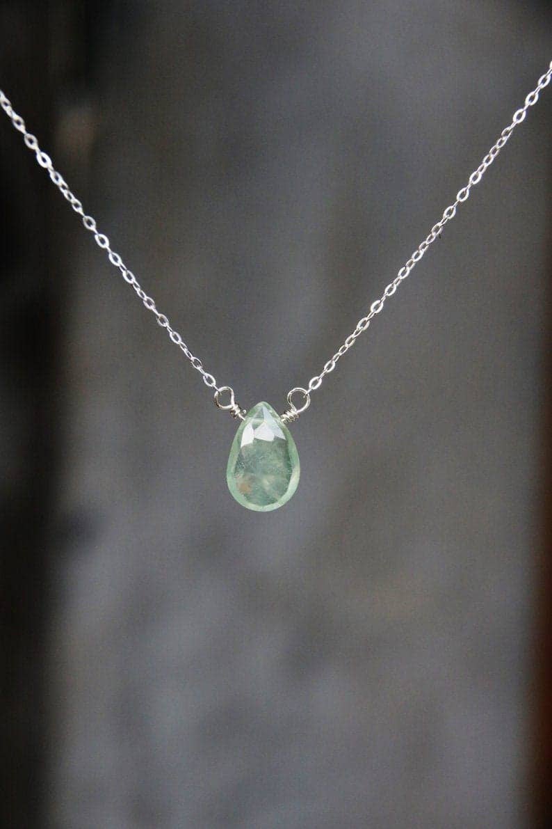 Positiva Jewelry - Vente Colliers à pendentif - Collier délicat en chaîne dorée avec pendentif en pierre de préhnite3