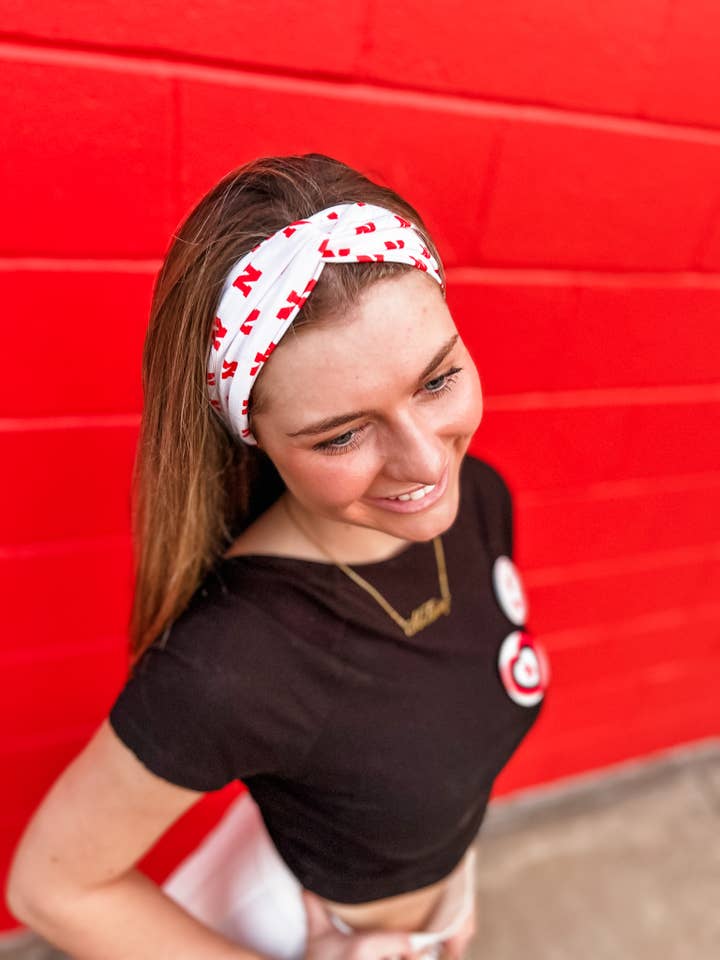 ”N” tryckt turbandspannband för wholesale av Ruby Red Threads