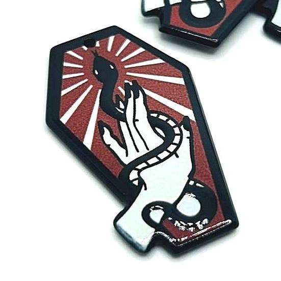 Cercueil rouge avec charmes de serpent, 43x26mm pour la vente par Guerrilla Charm