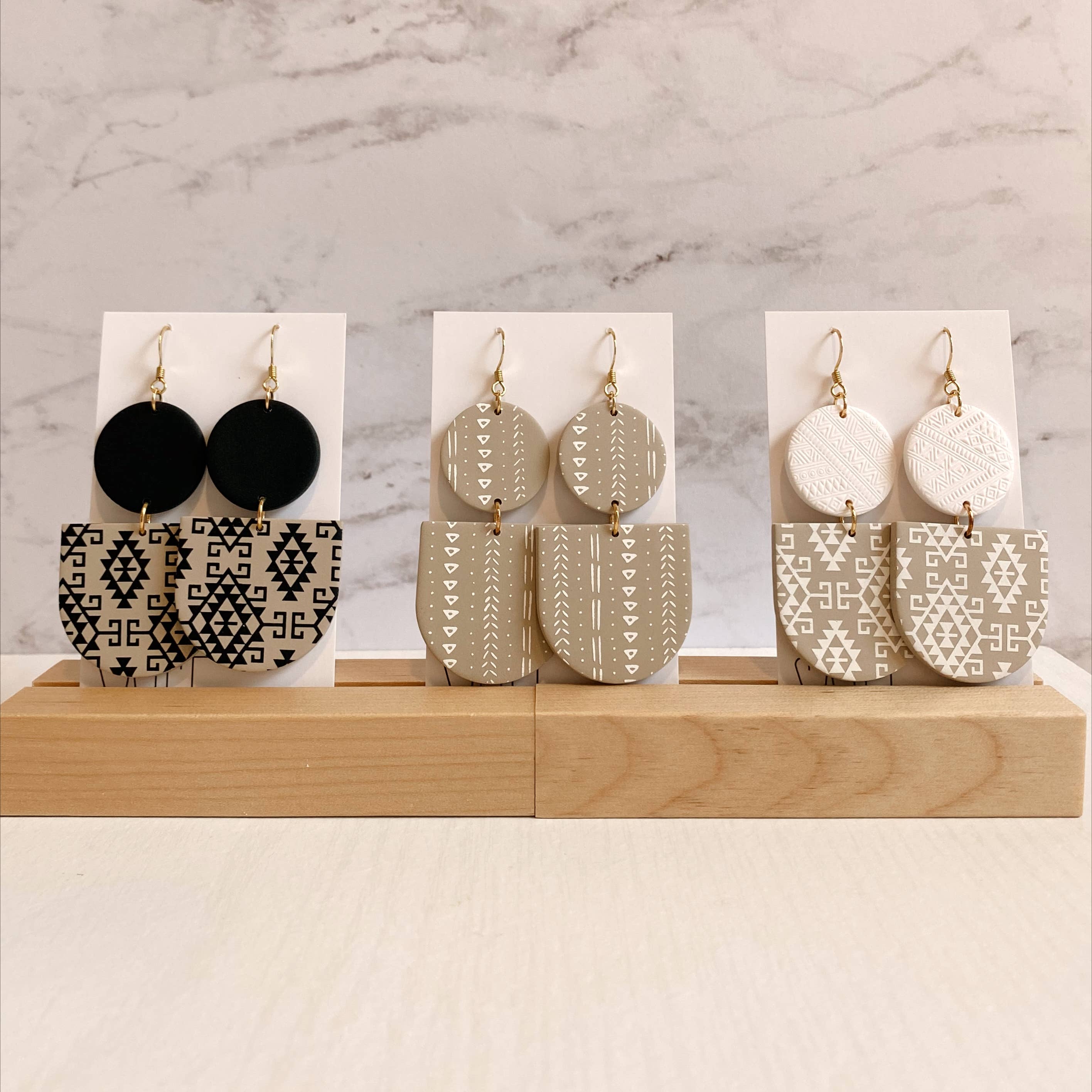 Saige Collective - Vendita all'ingrosso Orecchini pendenti - Ryn - Orecchini tribali in argilla bianca/nude1