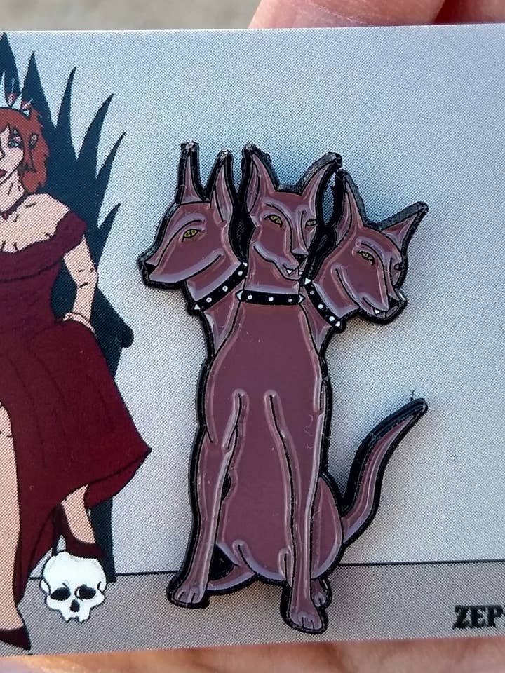 Spilla Cerberus in smalto morbido per la vendita all'ingrosso da parte di Zeppy Stardust Studios