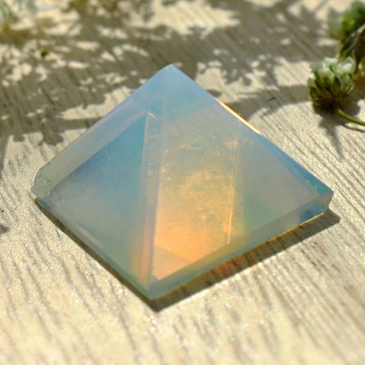 Reiju Blue Opaliet handgemaakt kristallen edelsteen piramidegeschenk 2 cm voor wholesale door Reiju